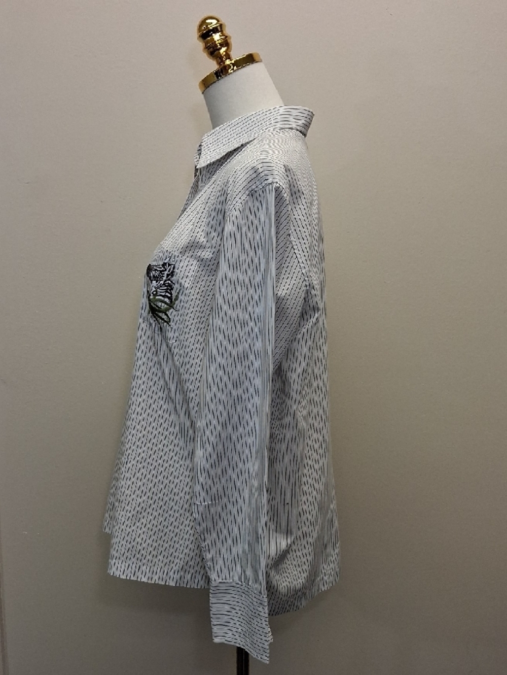 Las Olas White Pinstripe Tiger Embroidered Button Up Shirt Size Large - Picture 4 of 10